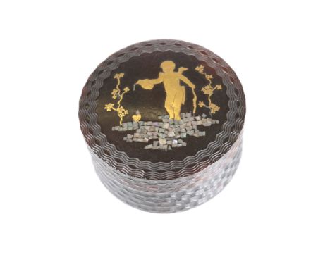 AN EARLY 19TH CENTURY PIQUE TORTOISESHELL SNUFF BOX, circular with pressed ground, the cover decorated with a winged putto po