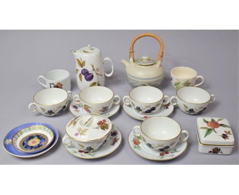 A Collection of Ceramics to Include Royal Worcester Evesham, Wedgwood, Royal Worcester etc 