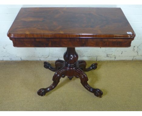 A 19th century restored rosewood foldover card table on a scroll quatrefoil base - Width 91 cm 