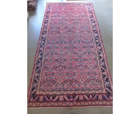 A rose ground handmade Persian Hamadan carpet - 3.00 m x 1.54 m 