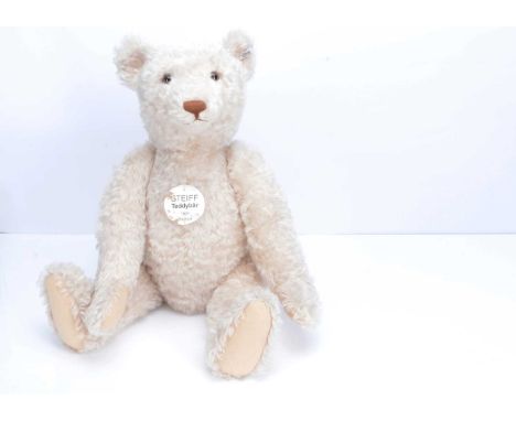 A large Steiff limited edition replica 1921 white mohair teddy bear, 789 of 1921, with certificate —27 ½in. (70cm.) high (hol