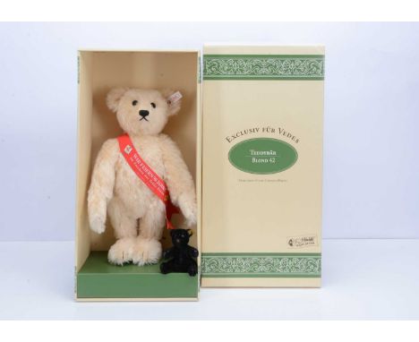 A Steiff limited edition Vedes teddy bear, 4983 of 6000, made exclusively for the German Toy store Vedes, to celebrate the 90