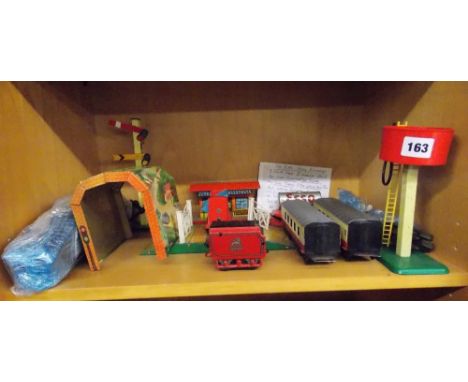 SHELF OF TIN PLATE MODEL TRAIN ACCESSORIES INCLUDING LEVEL CROSSING SIGNALS AND TRACK