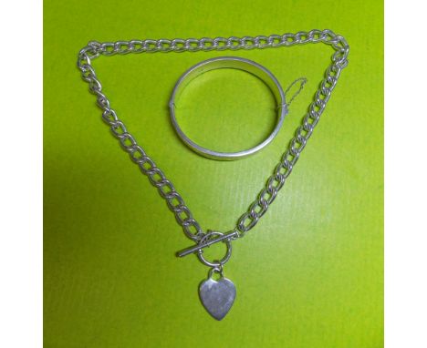 UNMARKED WHITE METAL LINK CHAIN, T-BAR HEART PENDANT AND AN ENGRAVED SILVER BANGLE 