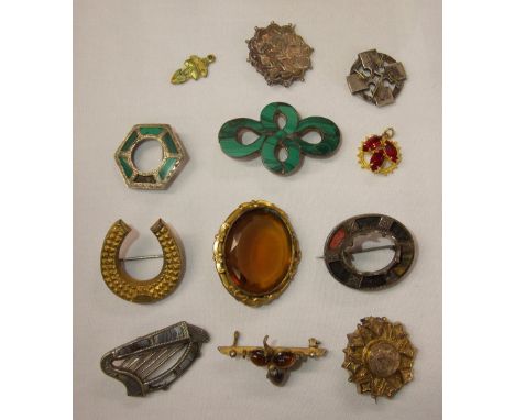 BAG CONTAINING SCOTTISH PEBBLE JEWELLERY, HARP BROOCH, ETC