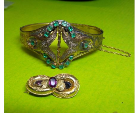 UNMARKED YELLOW METAL BANGLE AND A THREE STONE ENTWINED BAR BROOCH