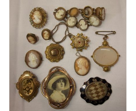 BAG OF ENAMEL MOURNING JEWELLERY, PINCHBECK CAMEO AND AGATE BROOCHES