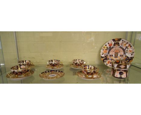 19TH CENTURY DAVENPORT ENGLISH IMARI PATTERN FIVE CUPS AND SIX SAUCERS - ONE A/F, SPODE SIMILAR PATTERN PLATE AND A ROYAL CRO