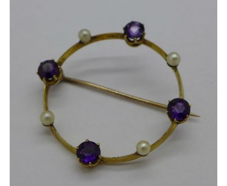 A yellow metal, amethyst and pearl brooch, 3.9g, diameter 32mm