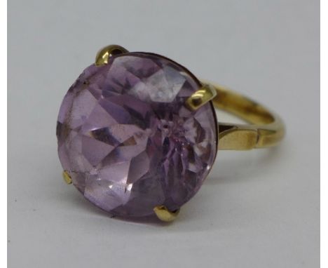 A 9ct gold and amethyst ring, 6g, M