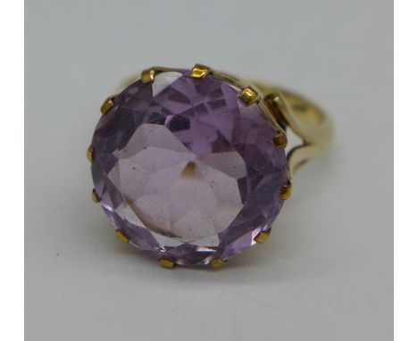 A 9ct gold and amethyst ring, 5.4g, O