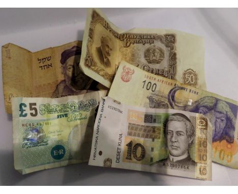 Mixed world banknotes, including a £5 note. UK P&amp;P Group 1 (£16+VAT for the first lot and £2+VAT for subsequent lots)