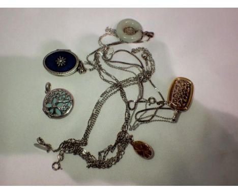 Mixed silver pendants and chains. UK P&amp;P Group 1 (£16+VAT for the first lot and £2+VAT for subsequent lots) 