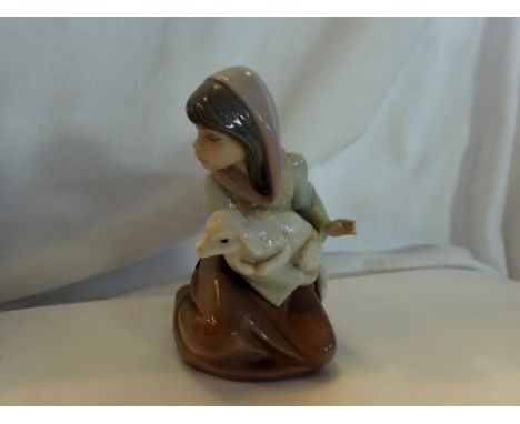 Lladro girl, with lamb, H: 10cm. There are no scratches, chips or blemishes and the item is in excellent condition. UK P&amp;