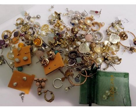 Box of mixed silver earrings. UK P&amp;P Group 1 (£16+VAT for the first lot and £2+VAT for subsequent lots) 