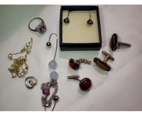 Mixed jewellery, including silver. UK P&amp;P Group 1 (£16+VAT for the first lot and £2+VAT for subsequent lots)