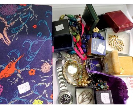 Costume jewellery consisting of necklaces, brooches, bracelets, wristwatches. UK P&amp;P Group 2 (£20+VAT for the first lot a