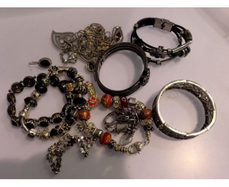 Small collection of costume jewellery, including silver. UK P&amp;P Group 1 (£16+VAT for the first lot and £2+VAT for subsequ
