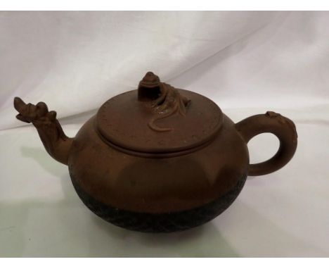 Chinese teapot, with dragons on handle, lid and spout, 19 x 9cm H. UK P&amp;P Group 2 (£20+VAT for the first lot and £4+VAT f