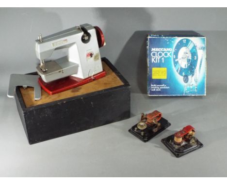 Meccano, Vulcan, and Other - A mixed lot of vintage toys including a boxed Meccano Clock No.1 set (unchecked for completeness