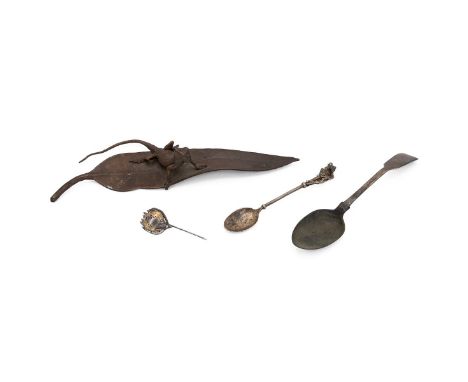 Bronze lizard on leaf statue, indistinct signature to reverse, W 20.5cm, D 6cm, H 4.5cm. Also a silver spoon with crest, silv