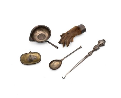 Assortment of mixed collectables, to include an Otters Foot brooch, a Georgian toddy ladle bowl, silver button hook, silver t