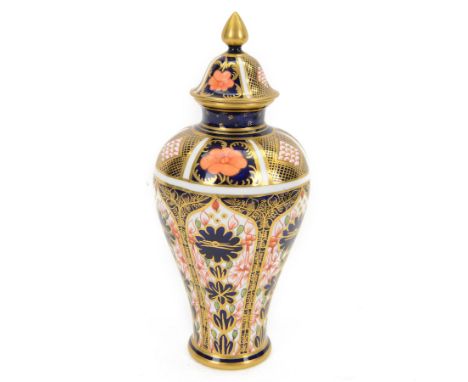 Late 20th century Royal Crown Derby Imari 1128 pattern vase and cover, of baluster form with domed lid, with printed marks be