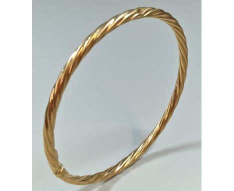 9ct gold weave design bangle. 2.9g approx. (B.P. 21% + VAT).&nbsp;Marked 375 - has a couple of dents.