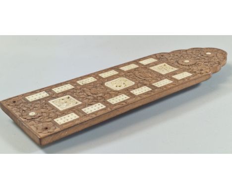 Chinese Canton sandalwood and bone cribbage board, the reverse with raised box revealing two pegs. (B.P. 21% + VAT)