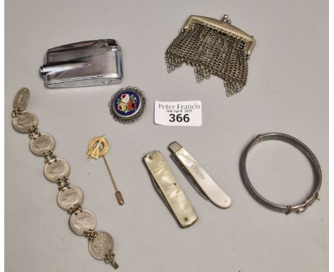 Plastic tub of oddments to include: ladies' vintage mesh silver plated purse, Ronson lighter, mother of pearl fish knives, It