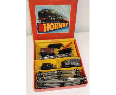 A vintage Hornby O gauge train set. Sold as seen 