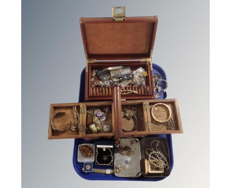 A tray containing leather and concertina trinket boxes together with a quantity of vintage and later costume jewellery, silve