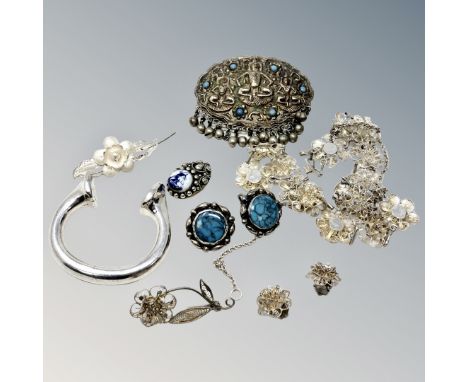Assorted silver jewellery including heavy stirrup bangle