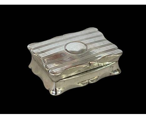 Chester hallmarked silver snuff box with serpentine sided form, dated 1912.