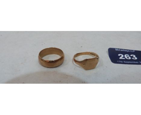 A 9ct signet ring and a 9ct wedding band. 9g