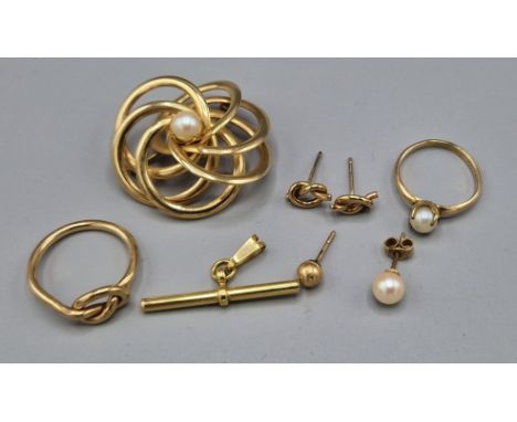 A pearl set brooch together with two 9ct gold rings, a pair of 9ct gold earstuds, two more earstuds and a 9ct gold Albert bar