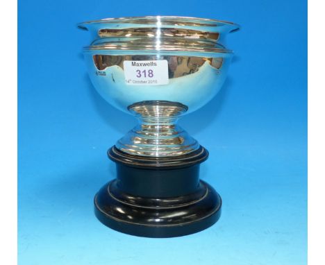 A plain silver rose bowl with stepped pedestal foot, Sheffield 1907, 10½ oz.