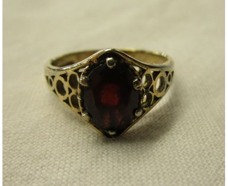 Gold garnet set ring