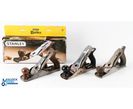 3x Stanley Woodworking Tools, a No.4 block plane in wood with wooden handles made in England, a Stanley Handyman made in Engl