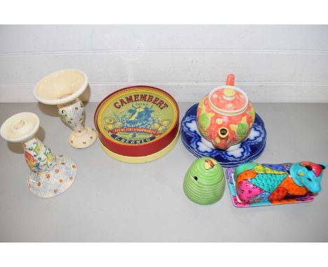 MIXED LOT: MODERN BUTTER DISH, CERAMIC CANDLESTICKS, CAMEMBERT DISHES ETC