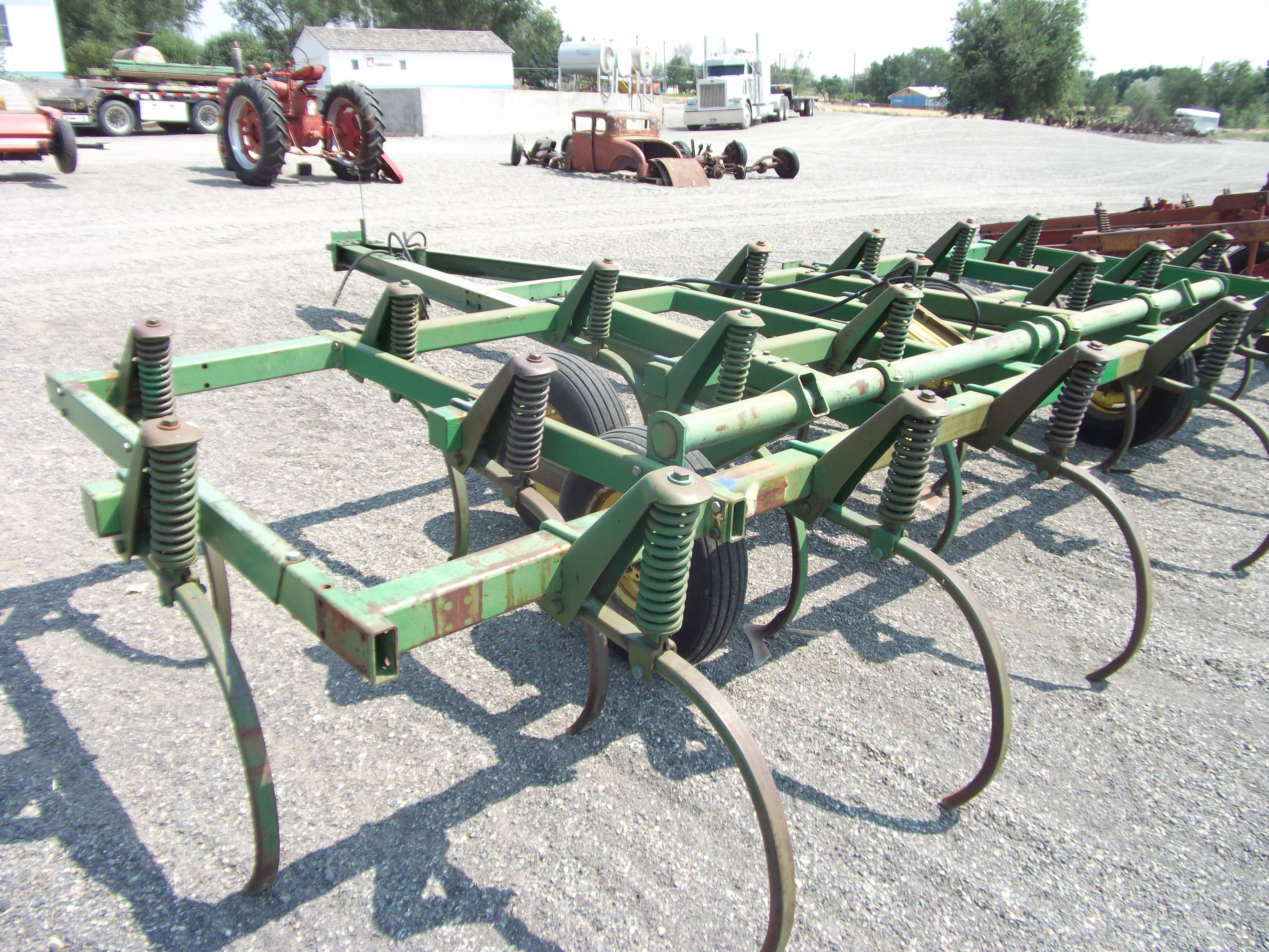 JD 1610 21 shank 18’ chisel plow