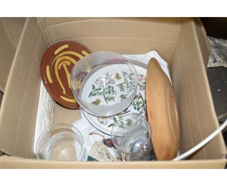 ONE BOX OF MIXED ITEMS TO INCLUDE PORTMEIRION BOTANIC GARDEN CAKE STAND, VARIOUS GLASS VASES, TURNED WOODEN BOWL, TABLE LAMP 