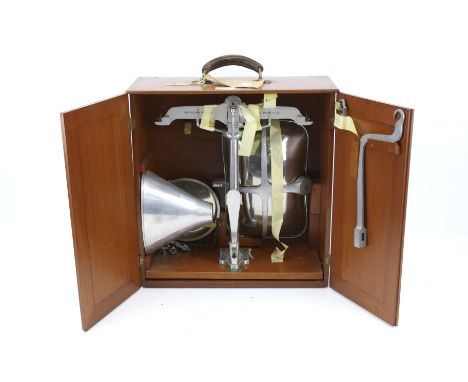 A vintage cased set of balance scales. De Graves &amp; Co. Ltd for the Borough of Reigate max. weight 7 LB. L41cm x D18cm x H