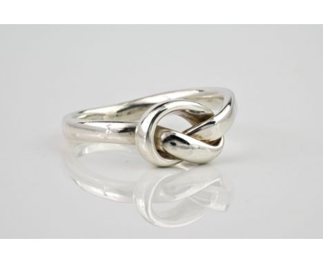 A 9ct white gold ring with knot detailing, Ring size P. 