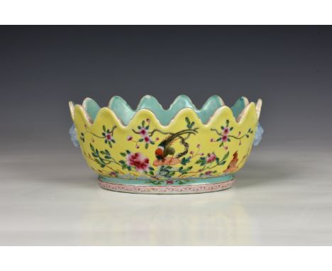 A Chinese famille rose oval bowl, probably late 19th / early 20th century, with a scalloped rim and twin ring mask handles, e