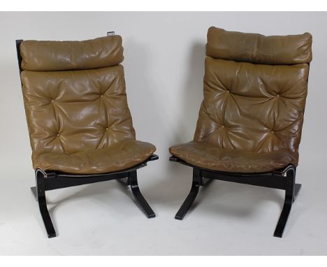 Ingmar Relling for Westnofa - A pair of Siesta chairs, black painted bent laminate with green buttonback cushion backs and se