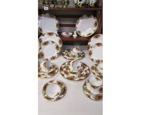 33 pieces of Royal Albert Old Country Roses tea and dinner ware, all first quality, plates 26, 20.5 and 16cm diameter, COLLEC