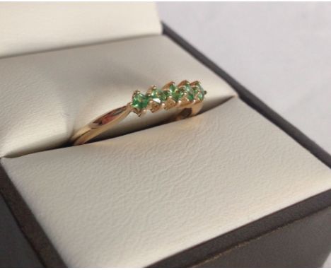 Ladies  9ct gold dress ring set with 5 peridots. Size N«. Approx 1.2g.