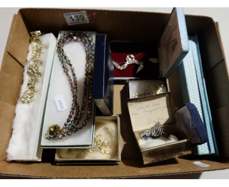 A collection of good quality vintage costume jewellery 