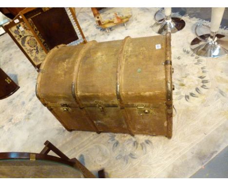 TRAVEL TRUNK. Dome top travel trunk